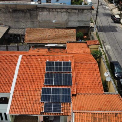 placa solar em telhado