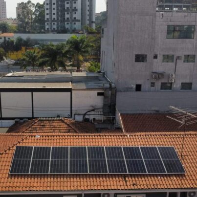 placa solar em teto residencial